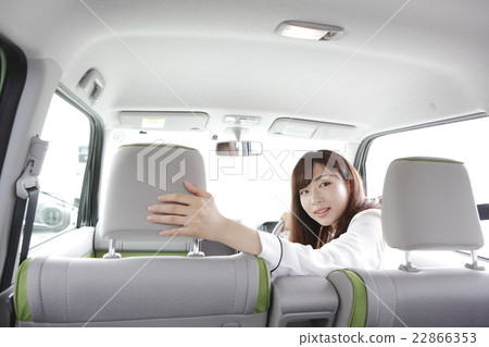 一位年輕的女士支持汽車 一位年輕的女士支持汽車 22866353