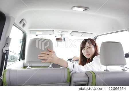 一位年輕的女士支持汽車 一位年輕的女士支持汽車 22866354