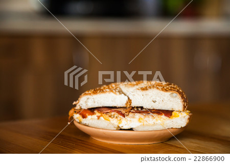 Bagel with bacon and egg 22866900