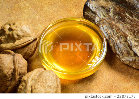 Honey and walnuts 22872175