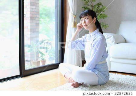 拿著袖口的婦女 22872685