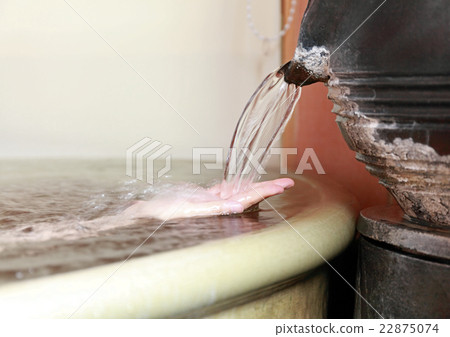 Hot spring, source overflowing, guest room open-air bath, women's hands 22875074