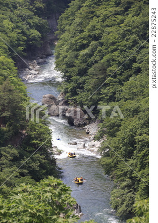 Suwa gorge and early summer rafting boat 22875243
