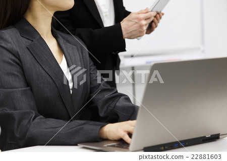 Businessmen having a meeting 22881603