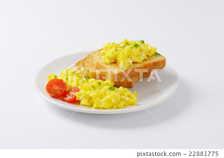 scrambled eggs with toast 22881775