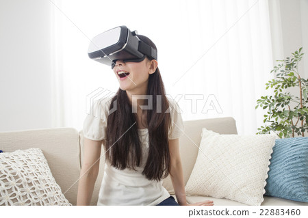 一個女人沉浸在VR設備的虛擬現實中 一個女人沉浸在VR設備的虛擬現實中 22883460