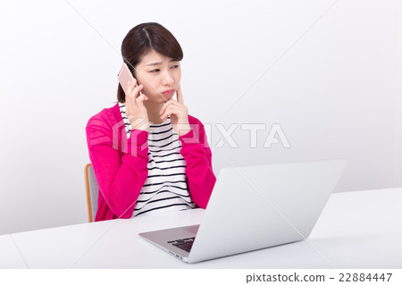 Young lady (personal computer and smartphone) Young lady (personal computer and smartphone) 22884447