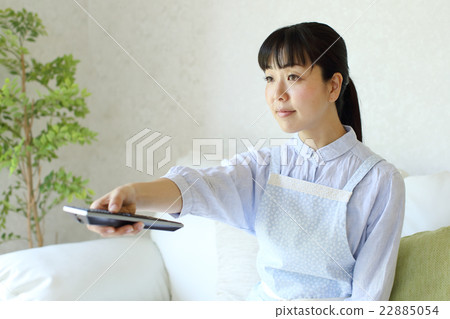 家庭主婦操作電視遙控器 家庭主婦操作電視遙控器 22885054