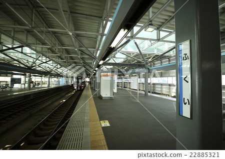 Train arrives at JR Fukui Station 22885321
