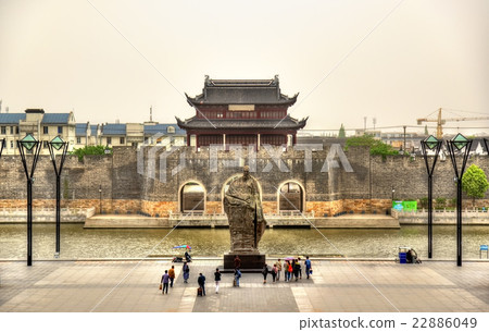 Statue of Fan Zhongyan and Pingmen Gate in Suzhou 22886049