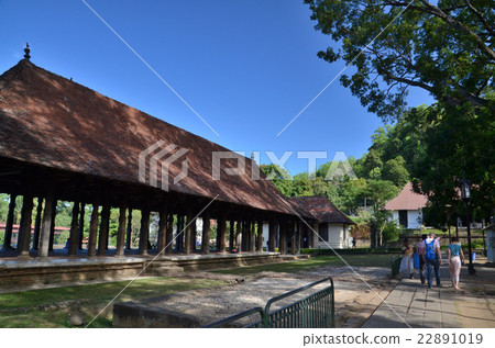 Meeting place of the King of Buddhist temples supporting a heavy roof with two columns of columns Meeting place of the King of Buddhist temples supporting a heavy roof with two columns of columns 22891019