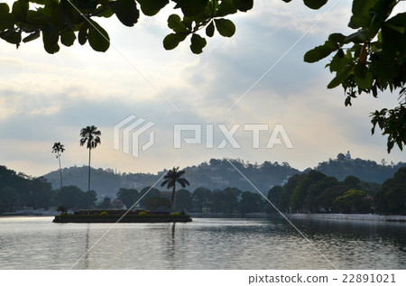 曾經是中島的一個蠟燭湖，是一個后宮，並用隧道綁在土地上 22891021