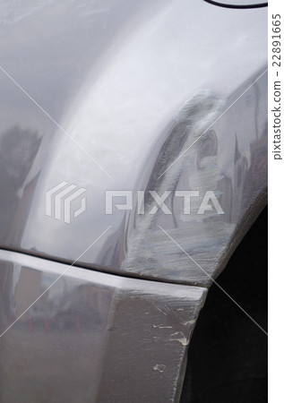 汽車擋泥板中的划痕和凹痕 22891665