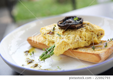 圖庫照片: scrambled eggs with bread asparagus and mushroom