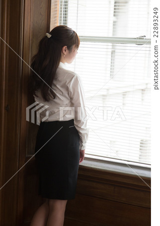 一個向外張望的女人 一個向外張望的女人 22893249