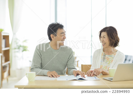 一對夫婦看著小冊子 22894993