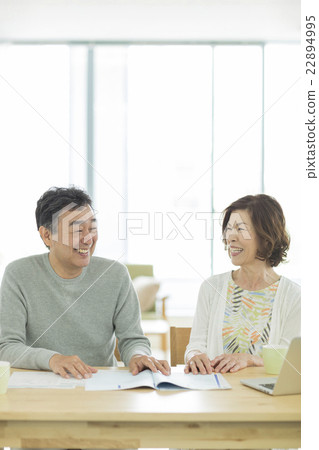 A couple looking at brochures 22894995