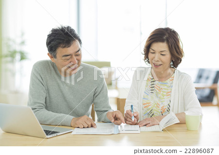 Senior couple who consult 22896087