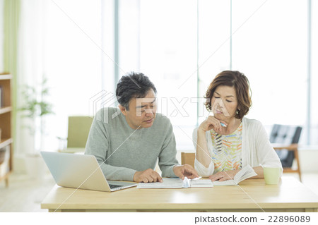 諮詢的高級夫婦 22896089