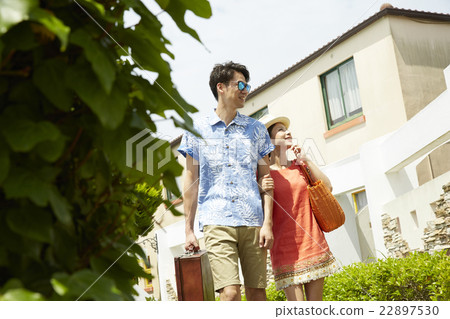 一對夫婦在度假村散步 22897530