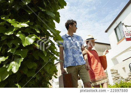 一對夫婦在度假村散步 22897880