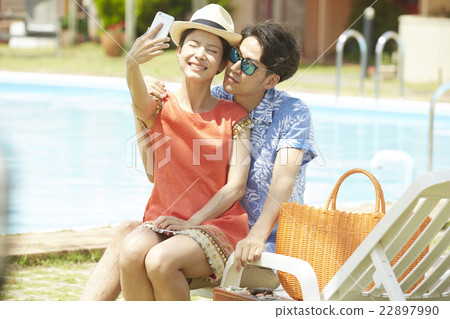 Vacation couple 22897990