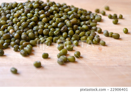 mung beans on wooden board 22906401