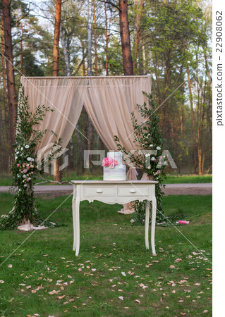 Vintage wooden table with the wedding cake-3 22908062