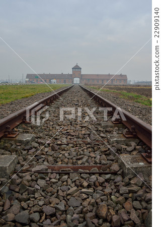 繼續前往比克瑙第二集中營的鐵路 繼續前往比克瑙第二集中營的鐵路 22909140