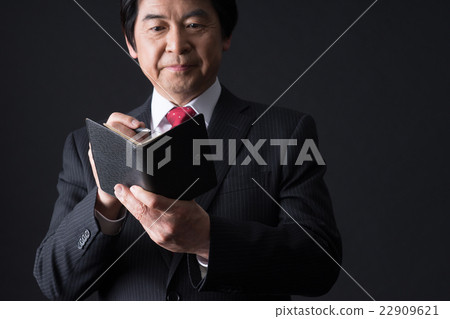 Middle businessman (notebook) 22909621