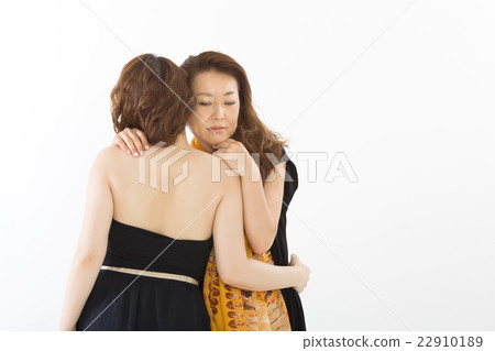 兩個女人穿著時髦 兩個女人穿著時髦 22910189