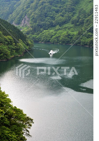 Sightseeing boat proceeding calmly in Shougawa 22911463