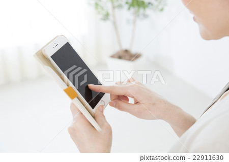 Middle-aged female Middle-aged female 22911630