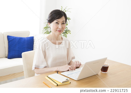 中年女性 22911725
