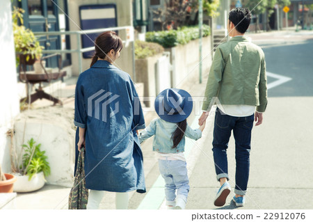 Family 3 lifestyle 22912076
