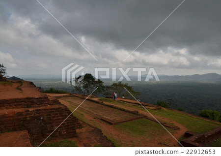 宮殿的廢墟在錫吉里耶岩石頂部的一個樓梯建造 22912653