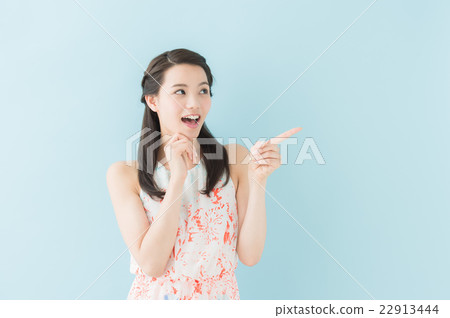 一件女人（藍色背景） 22913444