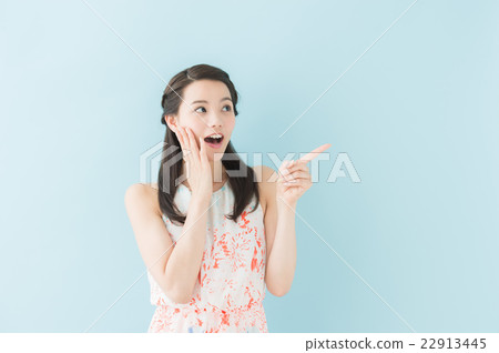 一件女人（藍色背景） 22913445