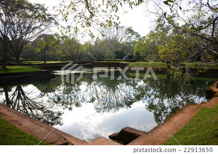 錫吉里耶岩石下的花園裡的國王游泳池 錫吉里耶岩石下的花園裡的國王游泳池 22913650