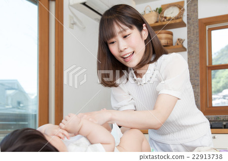 換尿布的年輕母親 22913738