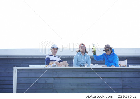 Seaside family life 22915512