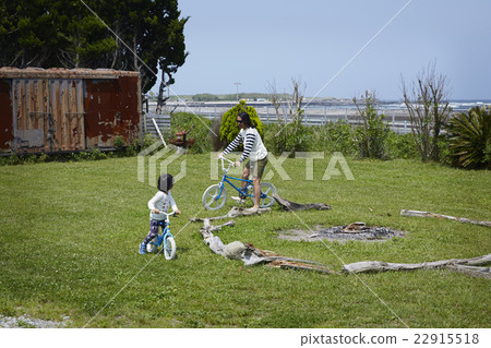 Seaside family life 22915518