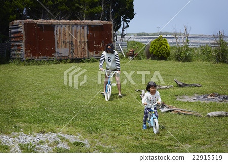 Seaside family life 22915519