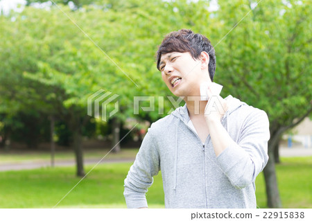 Men sweating away Men sweating away 22915838