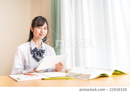 在家學習片劑的學校女孩 在家學習片劑的學校女孩 22916326