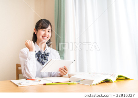 在家學習片劑的學校女孩 在家學習片劑的學校女孩 22916327