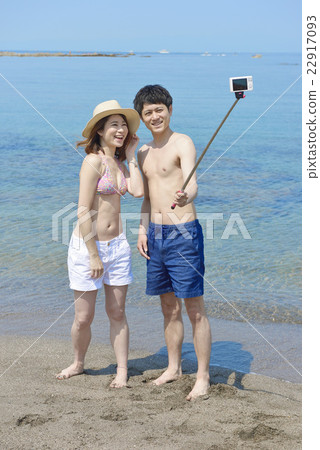 擁抱在海的一對年輕夫婦 擁抱在海的一對年輕夫婦 22917093