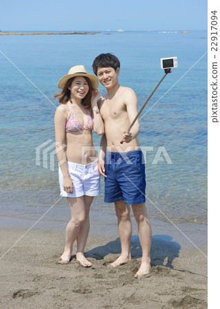 擁抱在海的一對年輕夫婦 擁抱在海的一對年輕夫婦 22917094