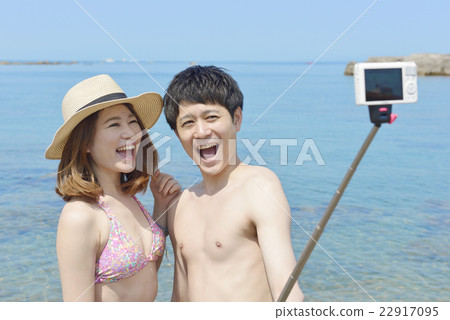 擁抱在海的一對年輕夫婦 擁抱在海的一對年輕夫婦 22917095