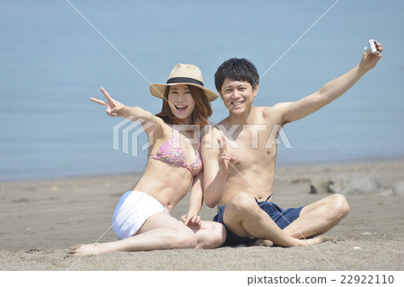 擁抱在海的一對年輕夫婦 擁抱在海的一對年輕夫婦 22922110